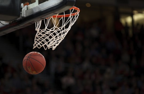 NBA季后赛篮球比赛现场 - 球员扣篮精彩瞬间